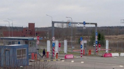 Финляндия закрыла семь из восьми КПП на границе с Россией