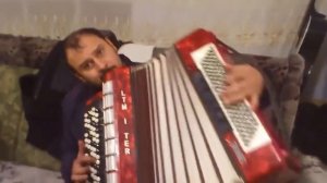 Цыган крутой баянист