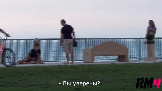 Социальный эксперимент: сколько ждать помощи от прохожих?