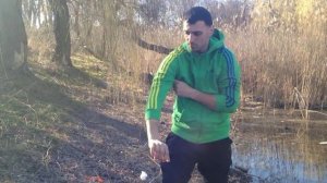 Как поймать карпа копьем