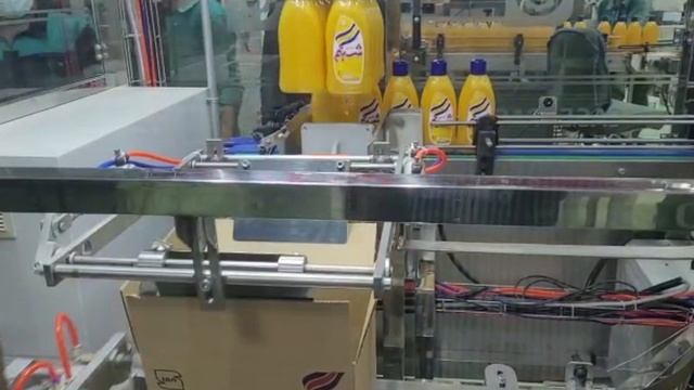 Упаковка бутылок в картонную коробку
