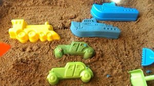 Учим цвета с кинетическим песком. Play with Kinetic Sand Surprise Toys.