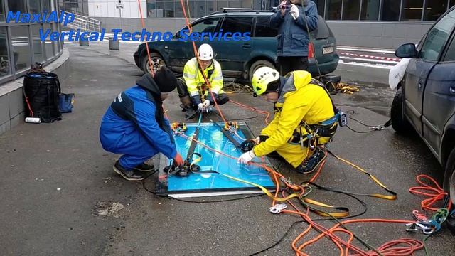 Замена стеклопакетов на здании с отрицательным углом наклона фасада