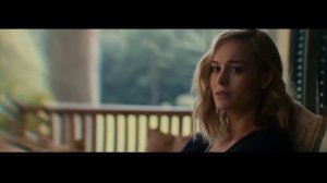 Она выкачивает всю воду из океана и телепортирует на свою планету  Капитан Марвел 2 пересказ