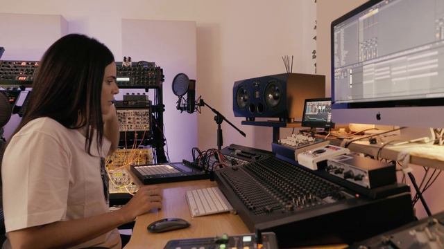 ANNA makes a techno sample pack in her studio | RA | Splice смотреть онлайн