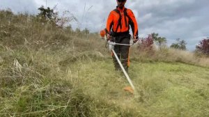 Stihl Fs 561 C-EM destroying big grass with durocut 40-4 trimmer head.
