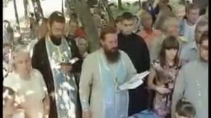 Христиане целуют обосанную стену.