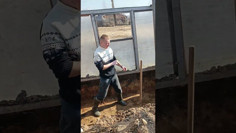 Подготовка ямы к посадке семечки гигантской тыквы... Яма 3 на 1.5 метра и глубиной 60 см.