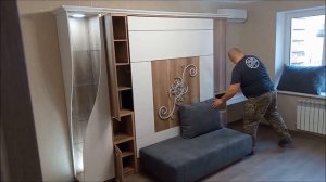 подъемная кровать с диваном, кованным декором и винтовым шкафом