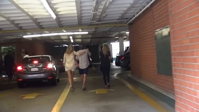 Rachel Hunter Is Bohemian Chic With Her Son In Beverly Hills смотреть онлайн