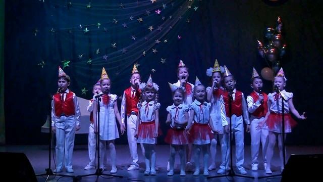 2921- Ансамбль "Карамельки" - Здравствуй, праздник! смотреть онлайн