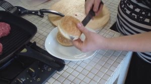 Как приготовить гамбургер дома - YouTube