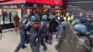 ?? В Париже продолжаются бои полиции с протестующими