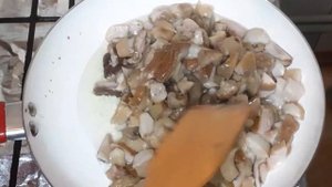 Белые купаются в сливках. Лесные грибы в сливочном соусе