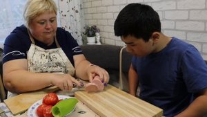 Мужики сегодня готовят Абдугани пиццу а Сафар плов.