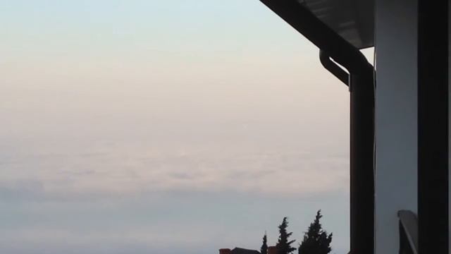 Рассвет над туманным морем смотреть онлайн