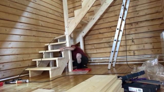 Сборка лестницы на 90 градусов с забежными ступенями