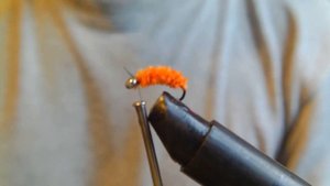 Мушка на хариуса из оранжевой синели. Легко и просто.
