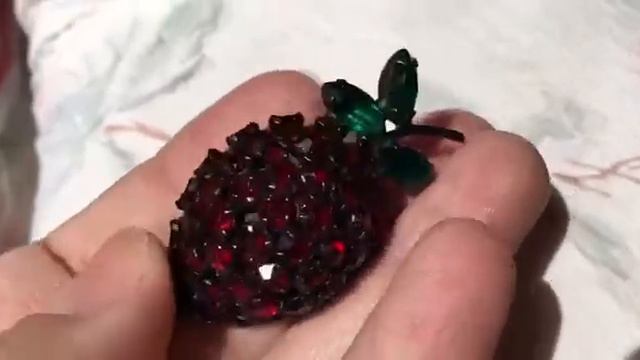 Очаровательная брошь ягодка от Warner смотреть онлайн