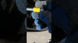 меняем, износившуюся пластиковую втулку, на стойке замка двери.