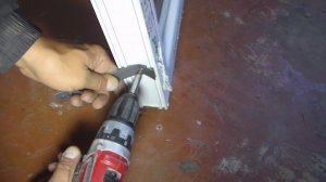 Как закрепить металлопластиковое окно. Поставили дома работники. Можно ли самому это сделать?