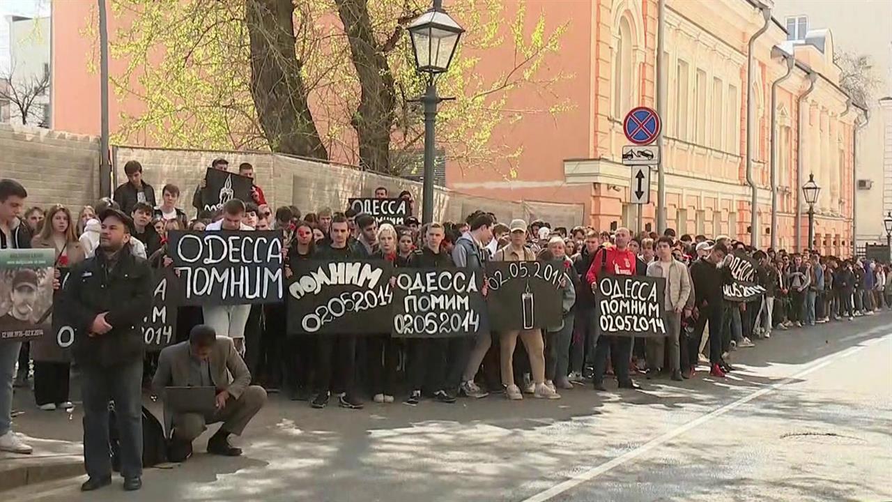 В Москве и Санкт-Петербурге почтили память погибших в Одесском доме профсоюзов