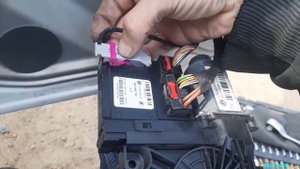 Шкода Октавия не работает стеклоподъёмник