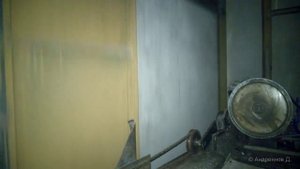 Старый лифт с мусором сел на ловители