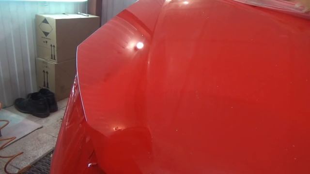 Частичная покраска капота, усеянного сколами смешанным переходом.