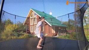 Прыжки на батуте. Сальто назад. Обучающее короткое видео