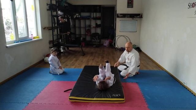 Отработка кувырков в единоборствах. Кувырок вперёд для начинающих, наработка на детской тренировке. смотреть онлайн