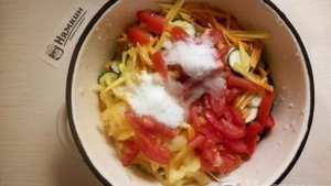 Капустный салат с овощами и яблочным уксусом на зиму