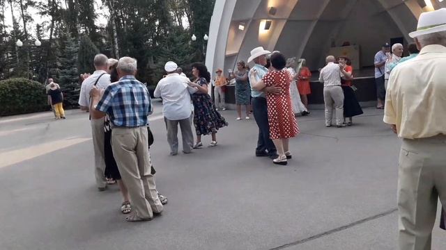 А возраста у женщин нет, когда они любимы!!!??Танцы в парке Горького!!!?? Харьков 2021 смотреть онлайн