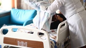 Перемещение  пациента в постели при помощи скользящего оборудования