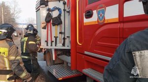 Дознаватели МЧС России устанавливают причину пожара на территории частного подворья в селе Ильинка