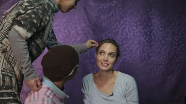 Пример для всех: вот как Анджелина Джоли делает мир лучше и добрее смотреть онлайн