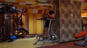 Подъем ног в висе в брусьях