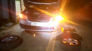 Сравнение штатной с большой Led лампочкой в поворотниках Октавия А7