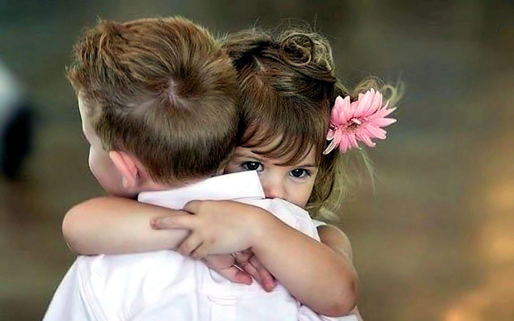 Мальчик и девочка обнимаются