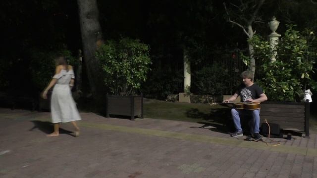 Девушка круто танцует на улице под гитару смотреть онлайн