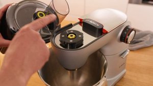 Видео-инструкция: насадка-кубикорезка MUZ9CC1 для кухонной машины Bosch MUM Серия 8 (OptiMUM).