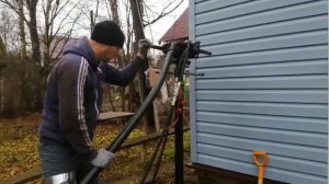 Обслуживание работы сваекрута "Торсион" двумя рабочими.