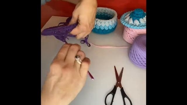 Круглая корзинка из трикотажной пряжи.Зефирка.