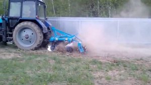 Дискование земли трактором МТЗ