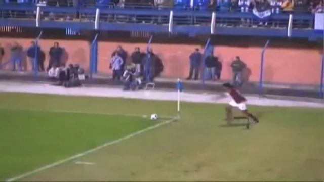 Гол Роналдиньо с углового смотреть онлайн