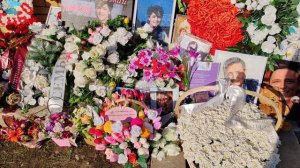 в окружении белых роз: могила Юрия Шатунова сегодня с Троекуровского кладбища