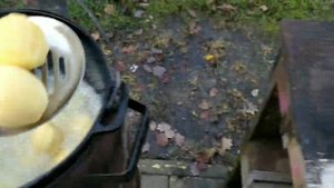 Куриные ножки в казане на костре
