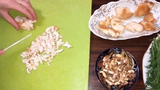 Обалденный салат с курицей и орехами на каждый день/Toyuqlu, qozlu, cox ləzzətli salat?? смотреть онлайн