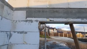 Гараж из газобетона. Построил экономную коробку до крыши