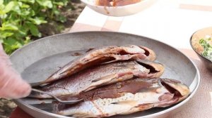 КАРАСЬ на УГЛЯХ. Рецепт рыбы в сливочно-чесночном масле с зеленью на мангале. ( eng sub ), ( 字幕 ).